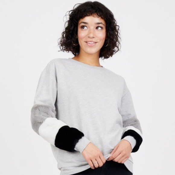 RD Style Gray Sweatshirt w/Faux Fur Cuffs XS - NWT - Picture 2 of 5